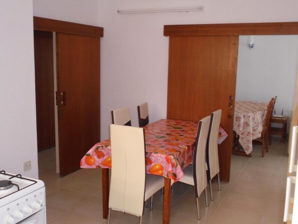 Niki Court Holiday Apartments Paphos Exterior photo