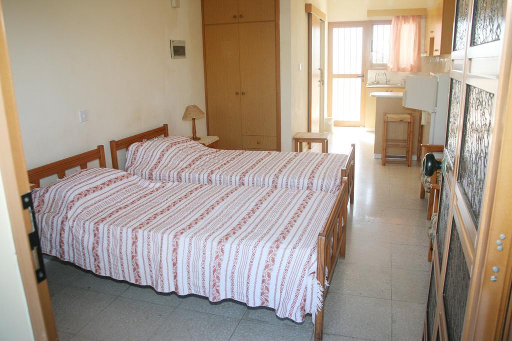 Niki Court Holiday Apartments Paphos Room photo