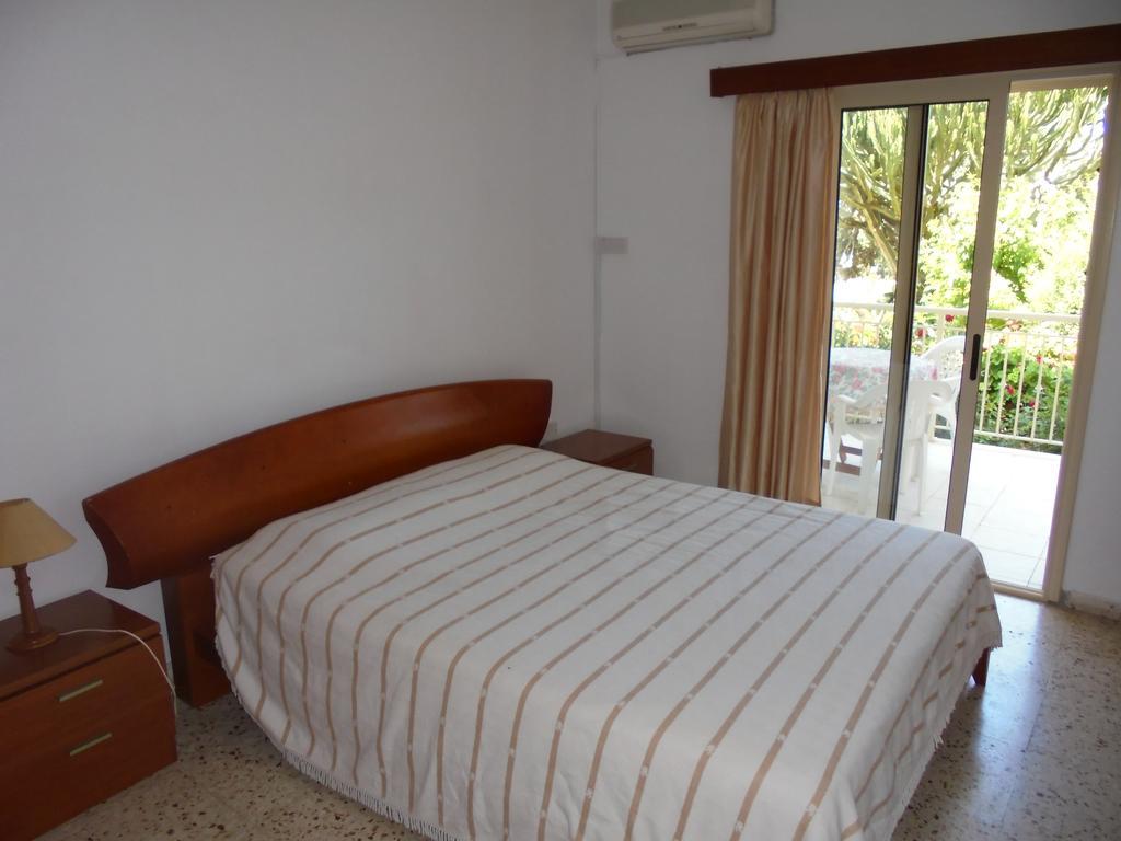 Niki Court Holiday Apartments Paphos Exterior photo