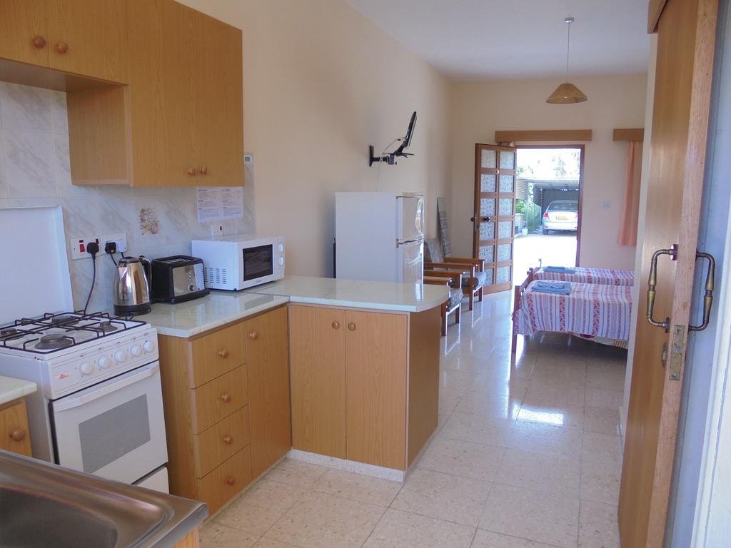 Niki Court Holiday Apartments Paphos Exterior photo